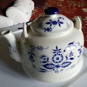 Ceramic teapot